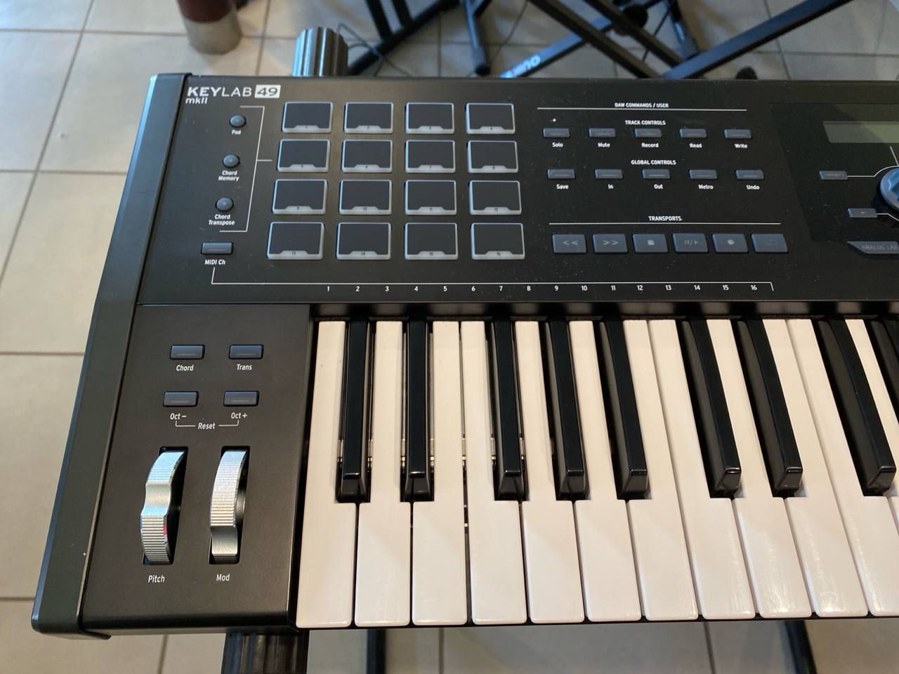 Arturia KeyLab 49 MkII Black 2 Arturia KeyLab 49 MkII Black, dettaglio dei 16 pad, delle ruote pitch bend e modulation e dei comandi di trasporto