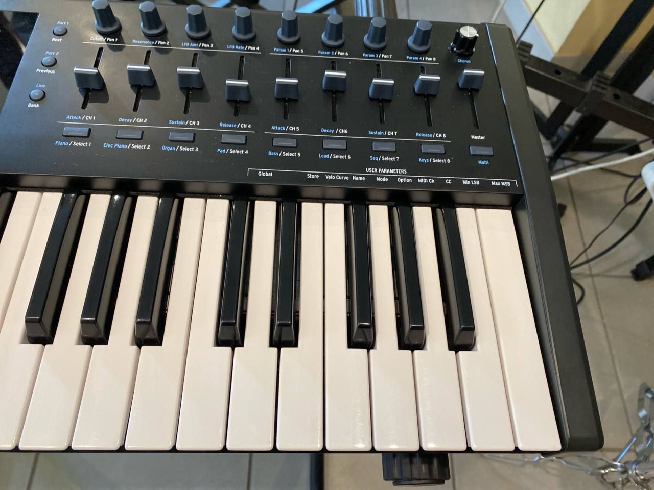 Arturia KeyLab 49 MkII Black 5 Arturia KeyLab 49 MkII Black, sezione destra con encoder rotativi, fader, pulsanti assegnabili e tastiera