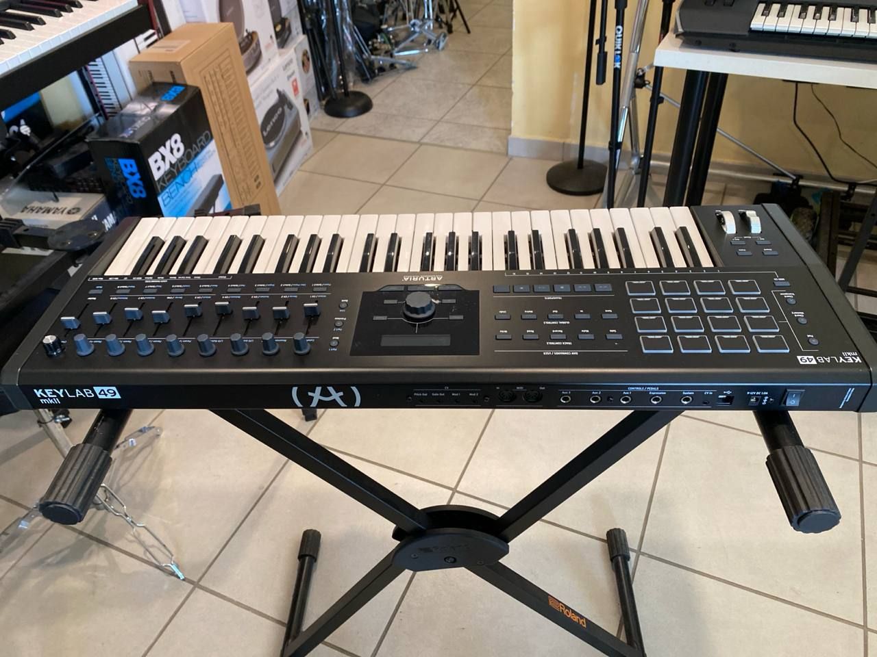 Arturia KeyLab 49 MkII Black 4 Arturia KeyLab 49 MkII Black vista dal retro con connessioni MIDI, USB, CV/Gate e ingressi per pedali