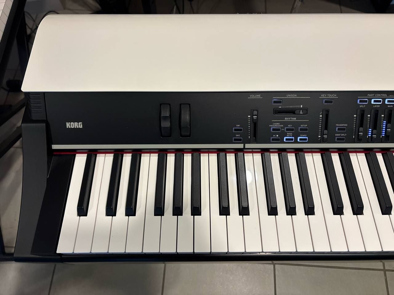 Korg Grandstage X Ex Demo 2 Korg Grandstage X dettaglio tastiera RH3 con rotelle pitch bend, modulation e controlli Rhythm, Unison e Key Touch