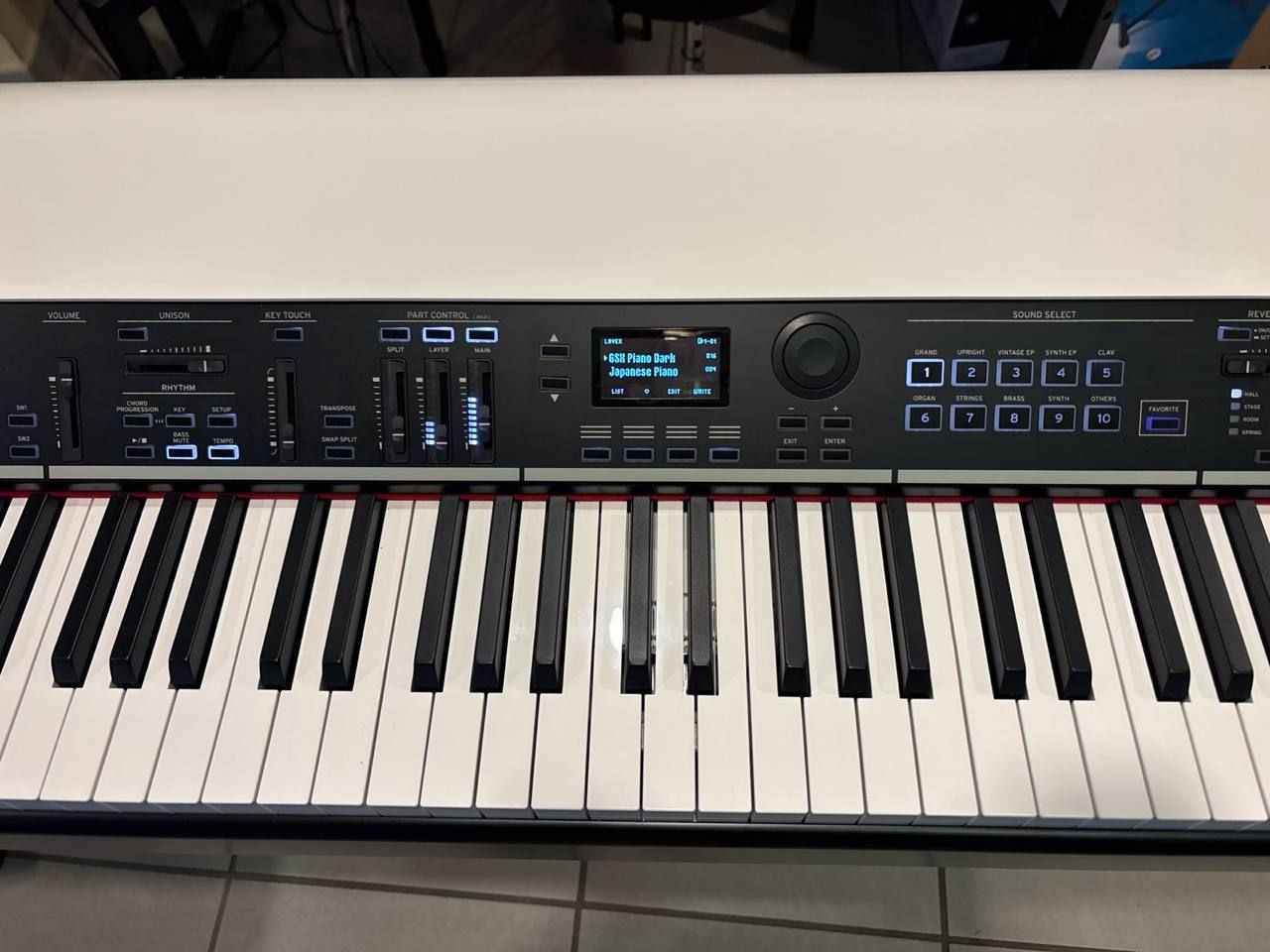 Korg Grandstage X Ex Demo 5 Korg Grandstage X dettaglio display LCD a colori, selezione suoni e slider Split, Layer e Main