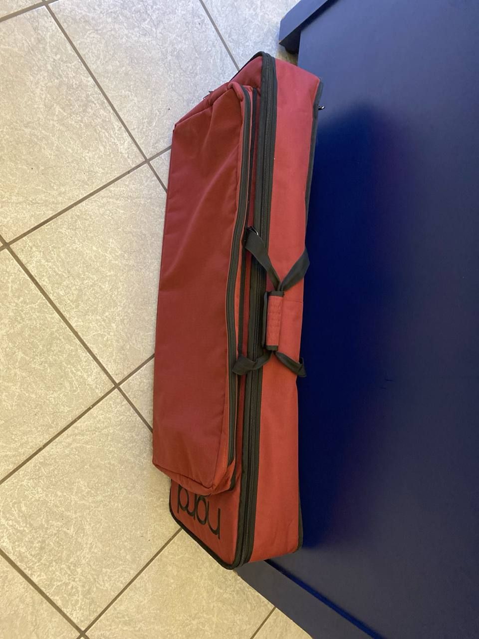 Nord Soft Case Electro HP 4 Nord Soft Case Electro HP vista di lato con maniglia imbottita e cerniera perimetrale