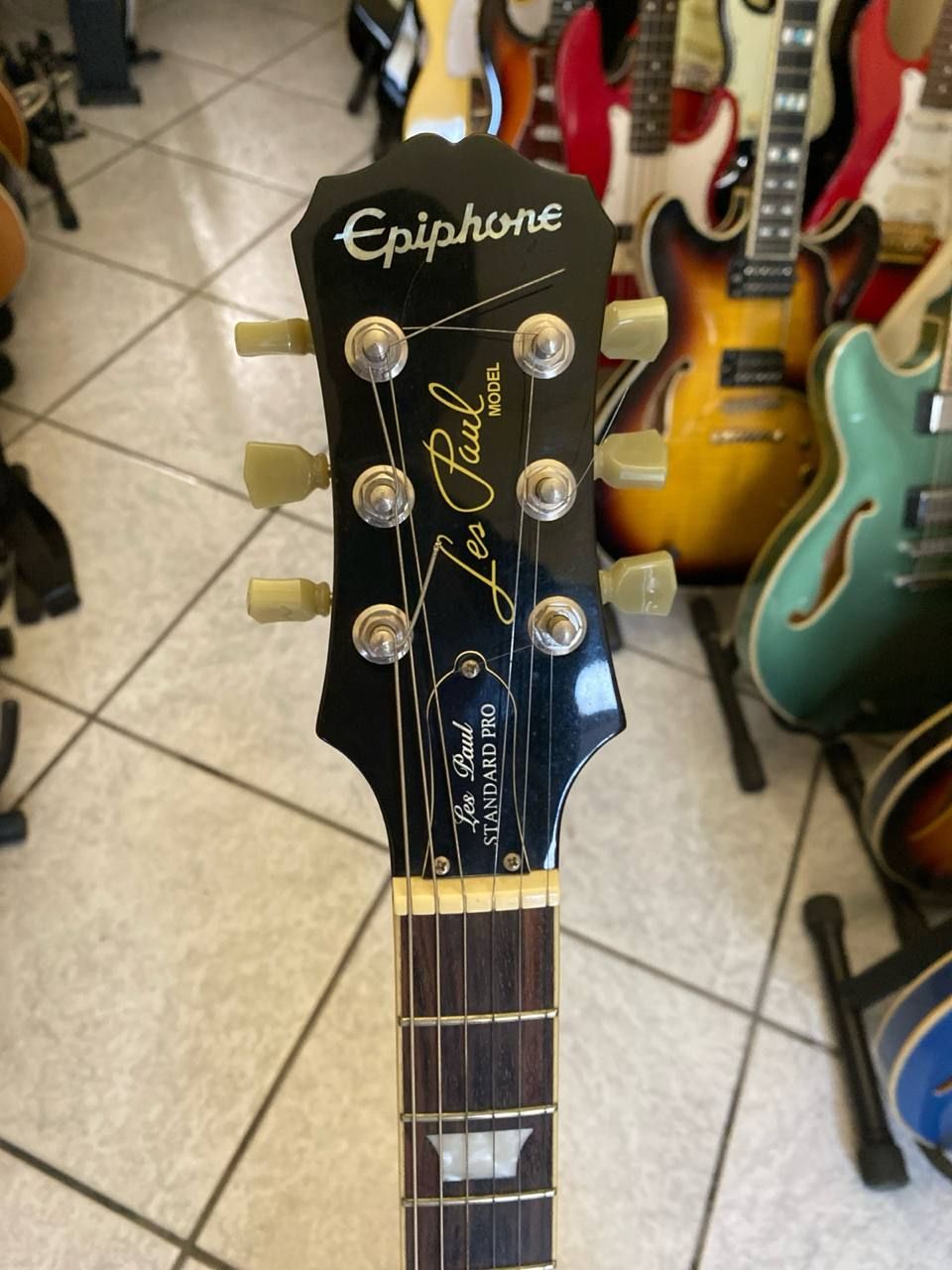 Epiphone Les Paul Standard Pro 2 Paletta della Epiphone Les Paul Standard Pro con logo Epiphone, scritta Les Paul e sei chiavette color crema