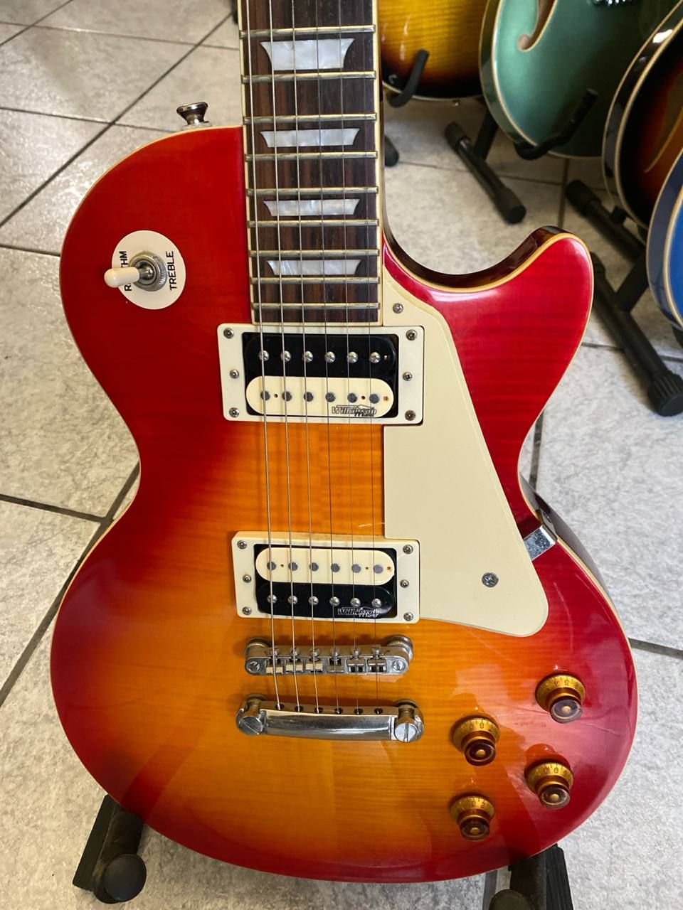 Epiphone Les Paul Standard Pro 6 Corpo della Epiphone Les Paul Standard Pro sunburst con pickup Wilkinson, battipenna crema e quattro manopole