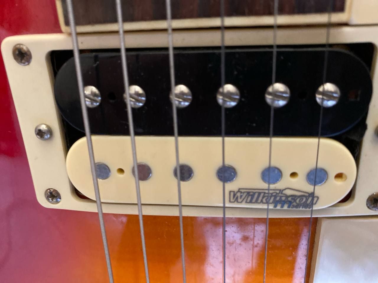 Epiphone Les Paul Standard Pro 5 Pickup humbucker Wilkinson al manico della Epiphone Les Paul Standard Pro, con bobine nere e crema