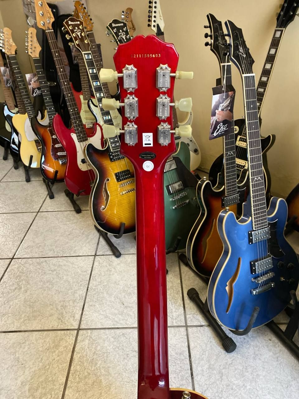 Epiphone Les Paul Standard Pro 4 Retro della paletta e del manico della Epiphone Les Paul Standard Pro, con sei meccaniche e finitura rossa lucida