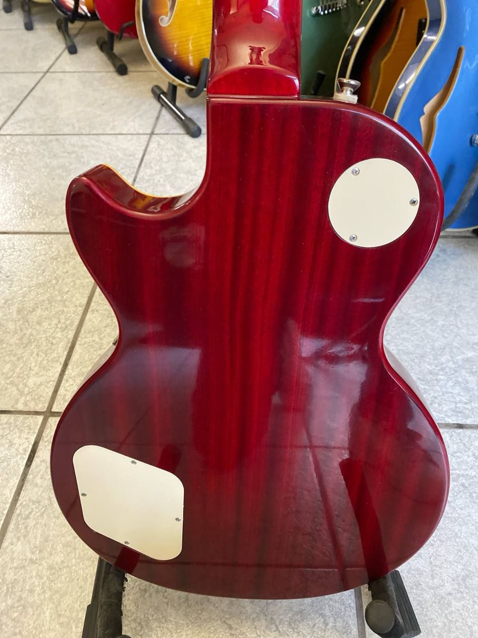 Epiphone Les Paul Standard Pro 3 Retro del corpo della Epiphone Les Paul Standard Pro, finitura rossa trasparente e due coperchi color crema