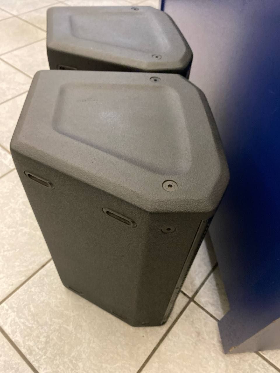 JBL PRX612M – Coppia Diffusori Attivi Professionali 12" 4 Coppia JBL PRX612M dettaglio dei cabinet neri con finitura ruvida, superfici inclinate e punti di fissaggio