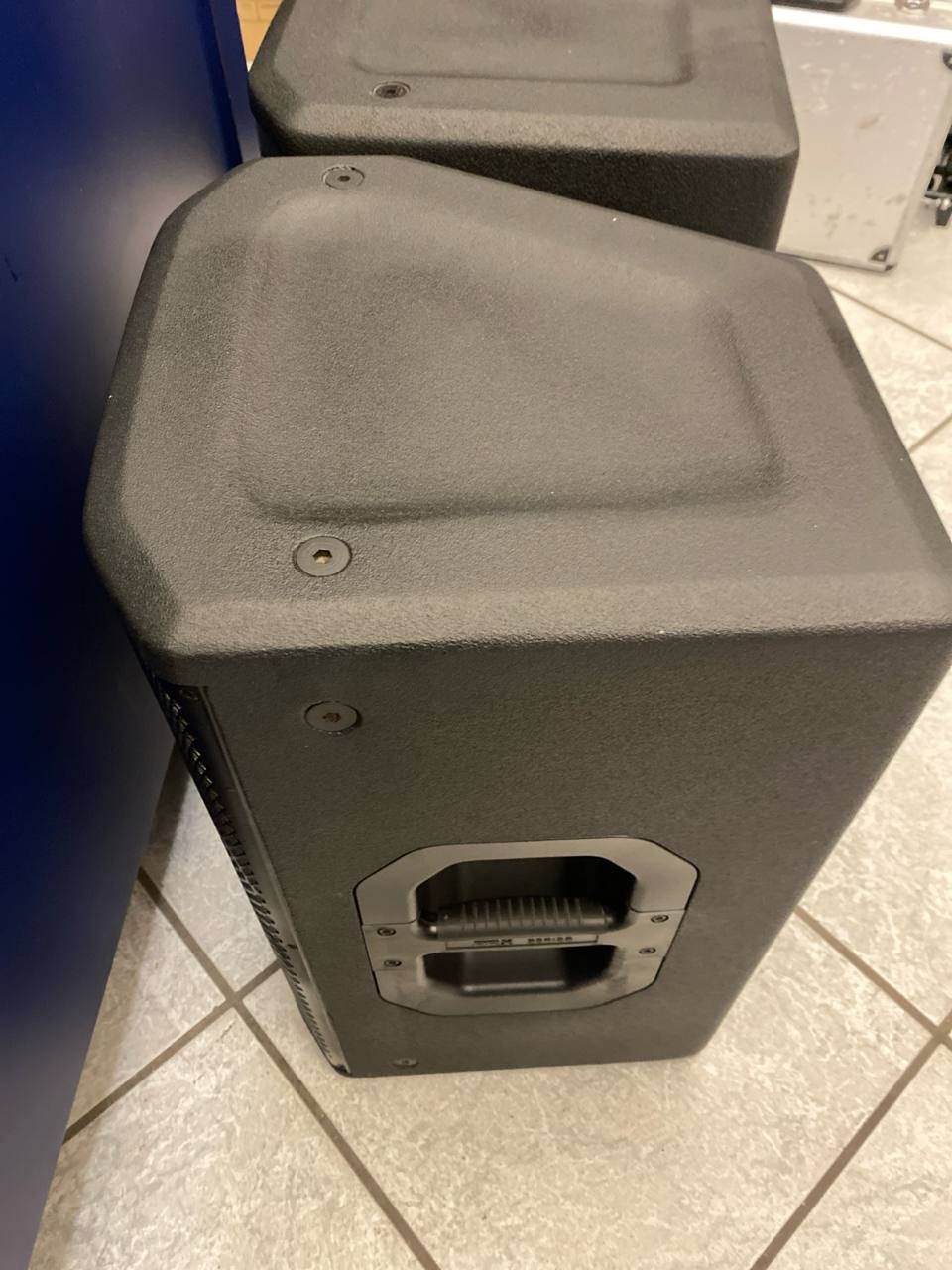 JBL PRX612M – Coppia Diffusori Attivi Professionali 12" 3 JBL PRX612M diffusore attivo dettaglio maniglia laterale incassata, cabinet nero e punti di fissaggio