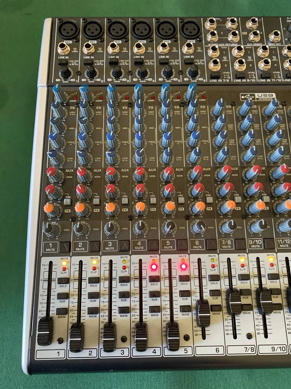 Behringer Xenyx X1832USB 2 Dettaglio canali Behringer X1832USB con 6 ingressi microfonici XLR, compressori, equalizzatori e fader di volume