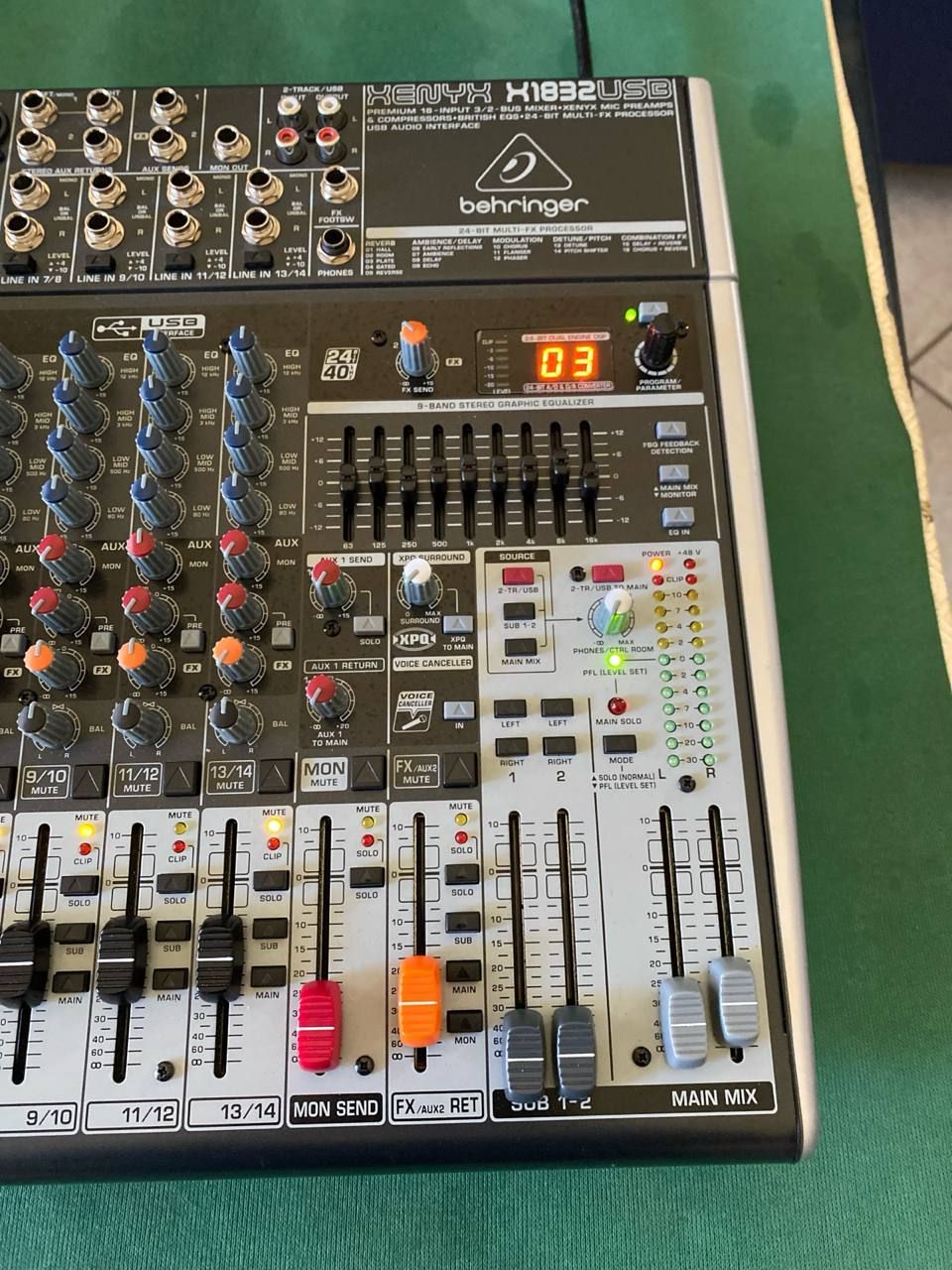 Behringer Xenyx X1832USB 4 Behringer Xenyx X1832USB dettaglio processore effetti digitali, equalizzatore grafico 9 bande e fader Main Mix