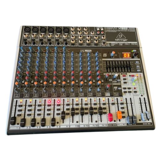 Behringer Xenyx X1832USB mixer analogico 18 ingressi, vista completa con fader, controlli EQ, effetti e connessioni XLR