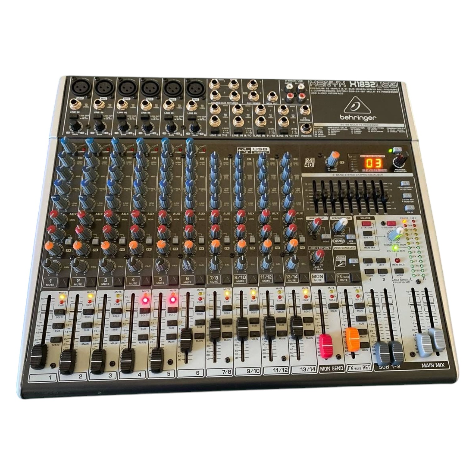 Behringer Xenyx X1832USB 1 Behringer Xenyx X1832USB mixer analogico 18 ingressi, vista completa con fader, controlli EQ, effetti e connessioni XLR
