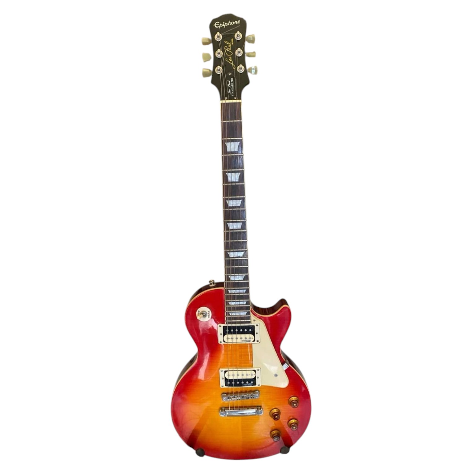 Epiphone Les Paul Standard Pro 1 Epiphone Les Paul Standard Pro vista frontale, finitura sunburst rossa e ambrata, due humbucker e battipenna crema