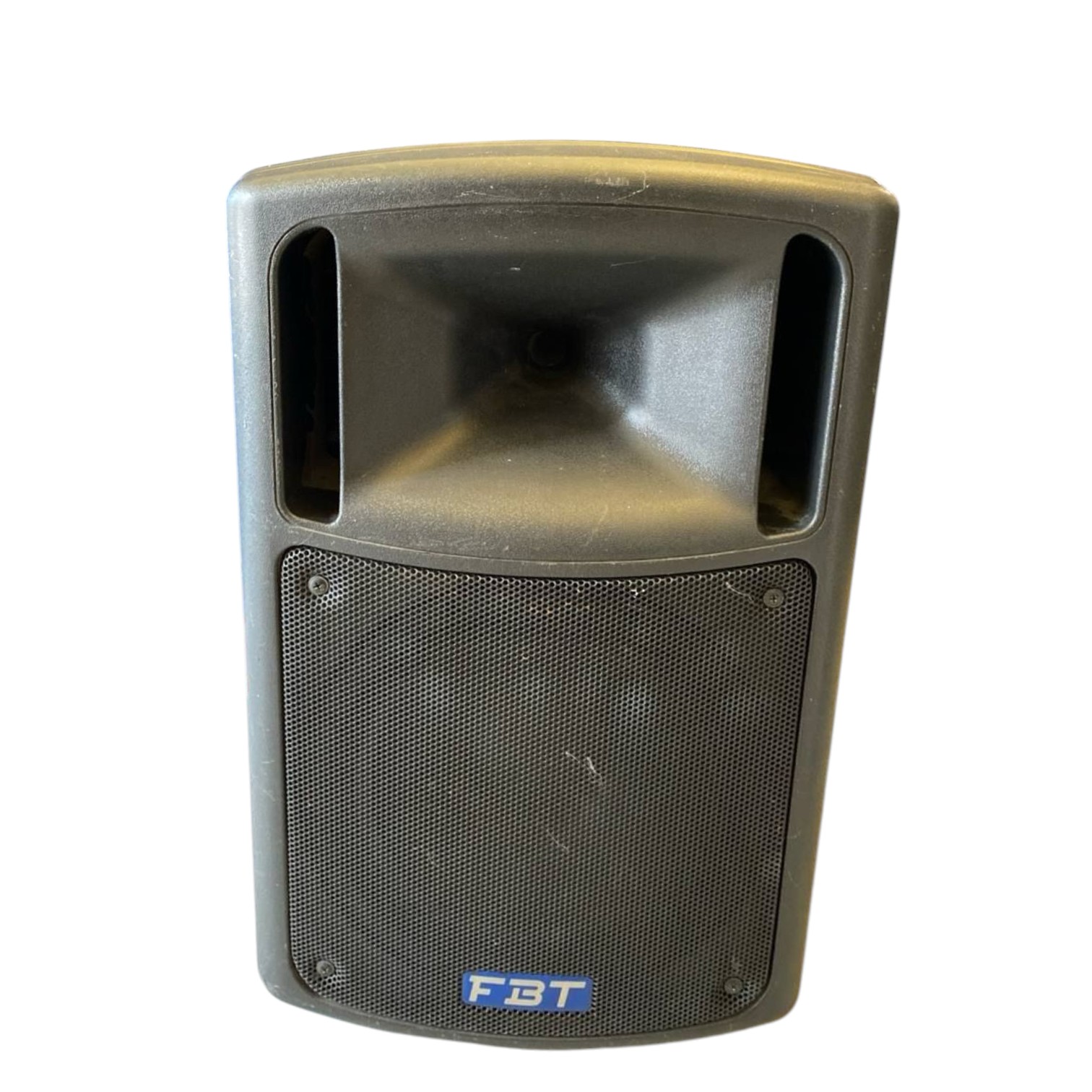 FBT MAXX 4A – Diffusore Attivo Biamplificato 400W RMS 1 FBT MAXX 4A diffusore amplificato 400W RMS vista frontale con tromba, griglia metallica e logo FBT