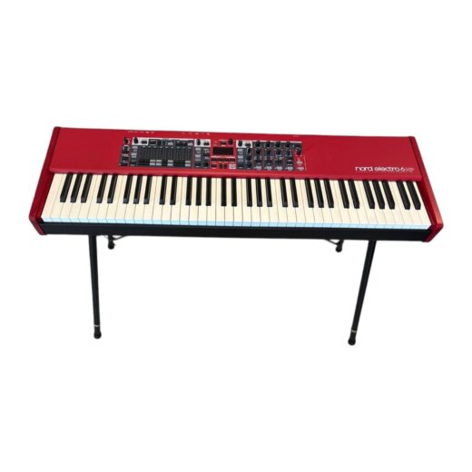 Nord Electro 6 HP rosso con tastiera a 73 tasti e supporto Nord Keyboard Stand EX, vista frontale dall’alto.