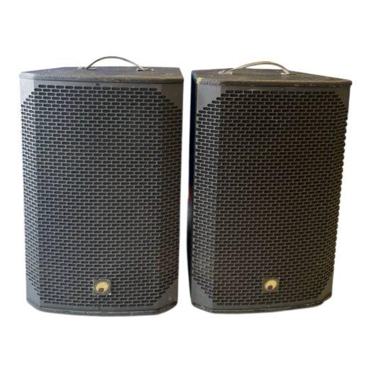 Coppia casse attive Omnitronic AZX-215A da 15 pollici, vista frontale con griglie protettive e maniglie superiori