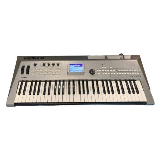 Yamaha MM6 sintetizzatore 61 tasti vista frontale con display, controlli e tastiera completa