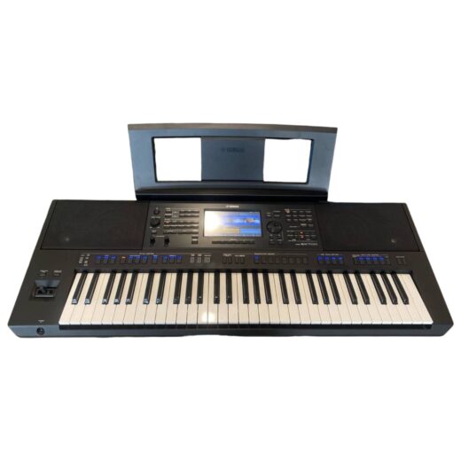 Yamaha PSR-SX700 workstation arranger 61 tasti nera vista frontale con touchscreen, altoparlanti e leggio
