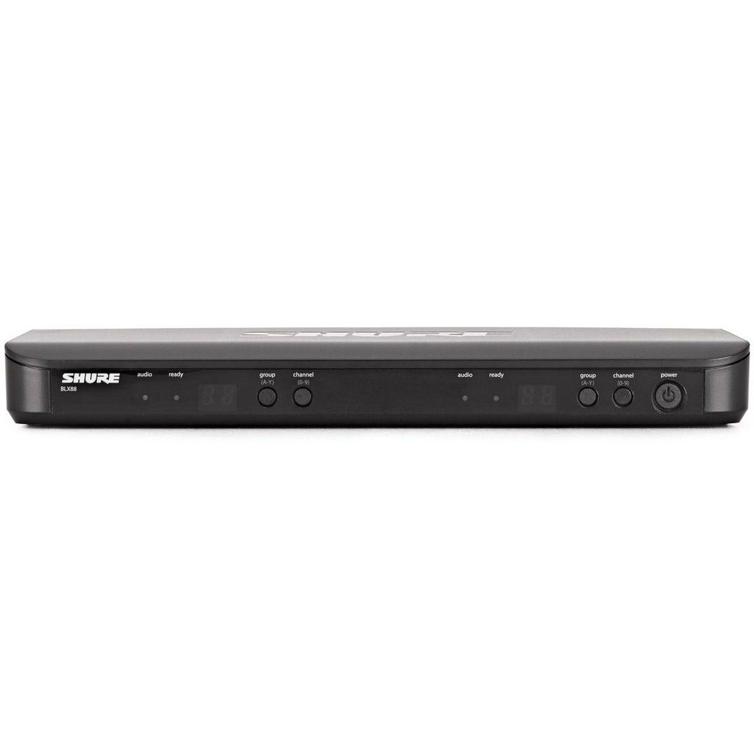 Shure BLX288/SM58 M17 2 Pannello frontale del ricevitore Shure BLX88 a doppio canale con display, tasti Group e Channel