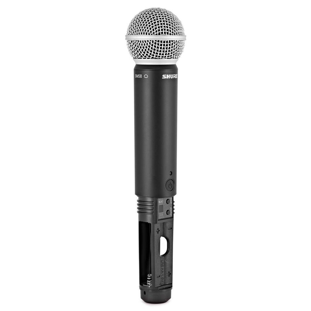Shure BLX288/SM58 M17 5 Microfono palmare Shure BLX2/SM58 con vano batterie aperto e comandi interni visibili