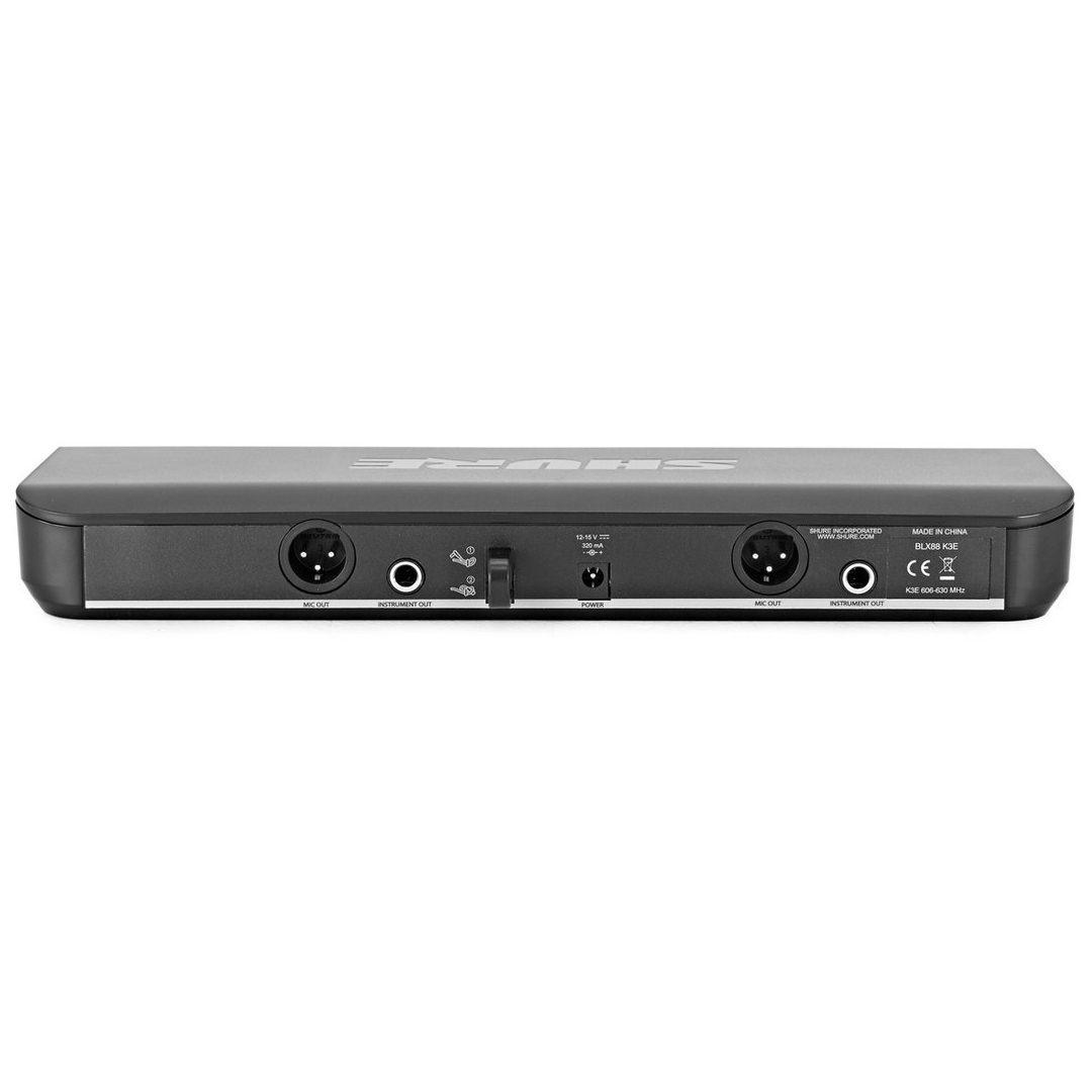 Shure BLX288/SM58 M17 6 Pannello posteriore del ricevitore Shure BLX88 con uscite XLR, jack e ingresso alimentazione