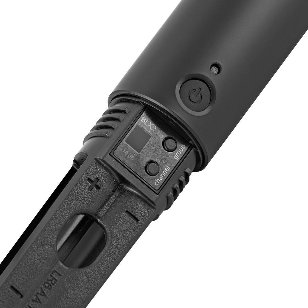 Shure BLX288/SM58 M17 4 Dettaglio del trasmettitore Shure BLX2 con display, tasti Group e Channel e vano batteria